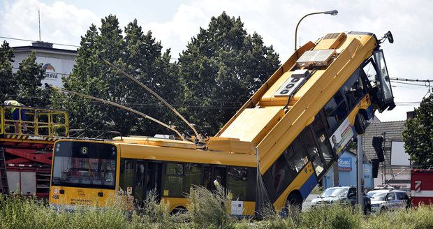 Trolejbus v Otrokovicích najel na sloup a zůstal viset ve vzduchu: 5 vážně zraněných