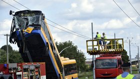 V Otrokovicích havaroval trolejbus, na místě je více zraněných