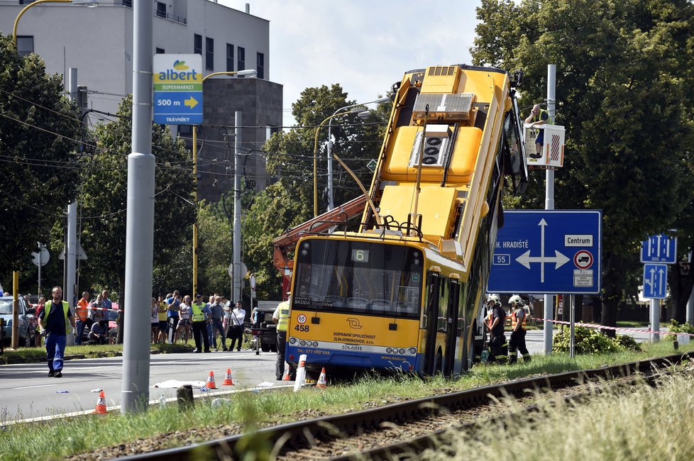  V Otrokovicích havaroval trolejbus, na místě je více zraněných 