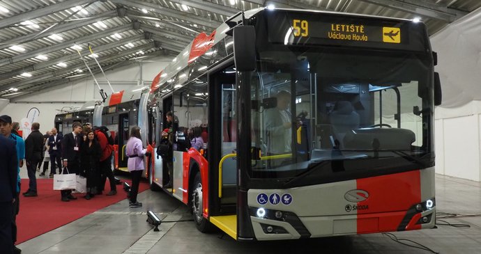 První trolejbus, který nabourá sám do sebe? Pražané se smějí novému spojení na letiště: Chce to o pruh víc!