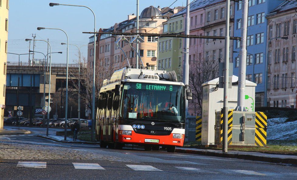 Trolejbusy dřív jezdily po Praze běžně.