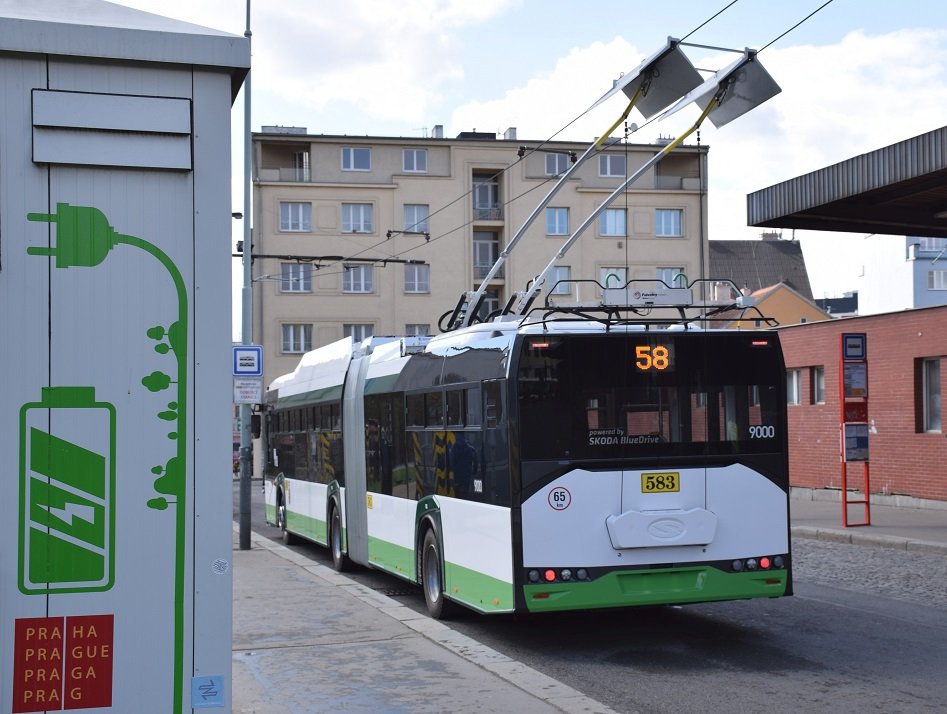 Dopravní podnik hl. m. Prahy testuje na trase mezi Palmovkou a Letňany nový kloubový elektrobus. Pokud se osvědčí, mohl by v Praze jezdit nastálo v rámci elektrifikované linky č. 140.