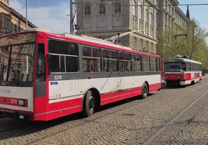 Dvě tramvaje a šest trolejbusů pošle Brno jako pomoc do ukrajinského Charkova. Vše je plně funkční.