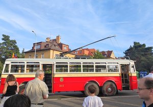 Nejstarší trolejbus Praga TOT, který provoz na první pražské trolejbusové lince zahajoval. 