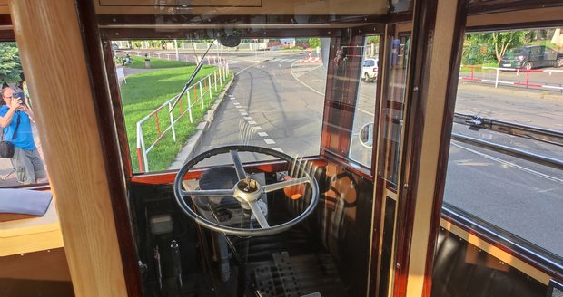 Nejstarší trolejbus Praga TOT, který provoz na první pražské trolejbusové lince zahajoval. 