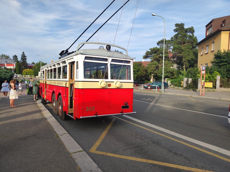 Nejstarší trolejbus Praga TOT, který provoz na první pražské trolejbusové lince zahajoval. 