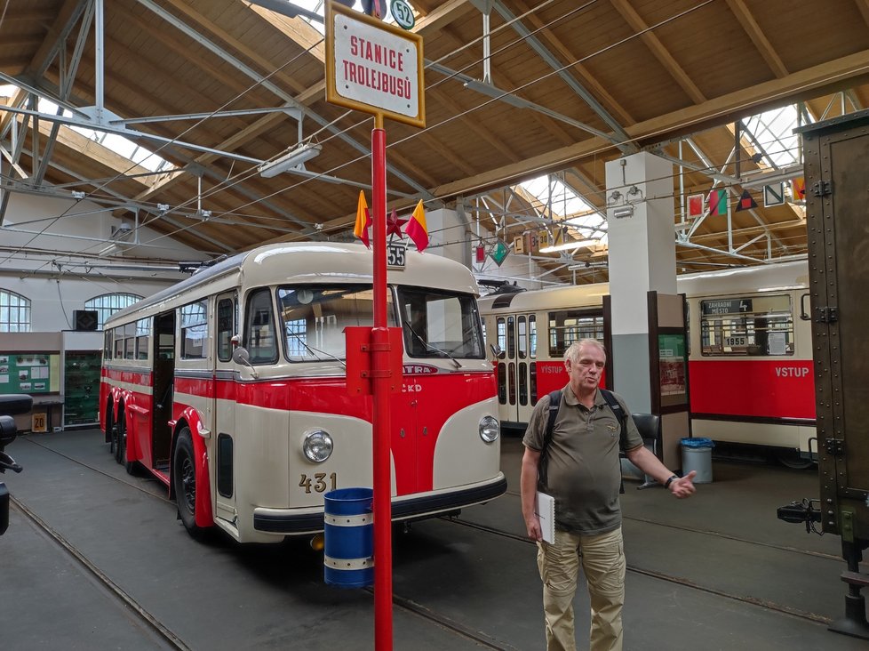 Procházka po první trolejbusové trati v Praze, na kterou vyjel první trolejbus v roce 1936.  