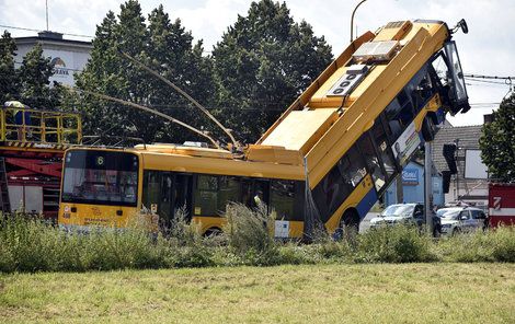 Při nehodě bylo zraněno 13 lidí, pět z nich vážně.