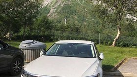 Auto Čechů našli zaparkované ve vesnici u Trollveggen.