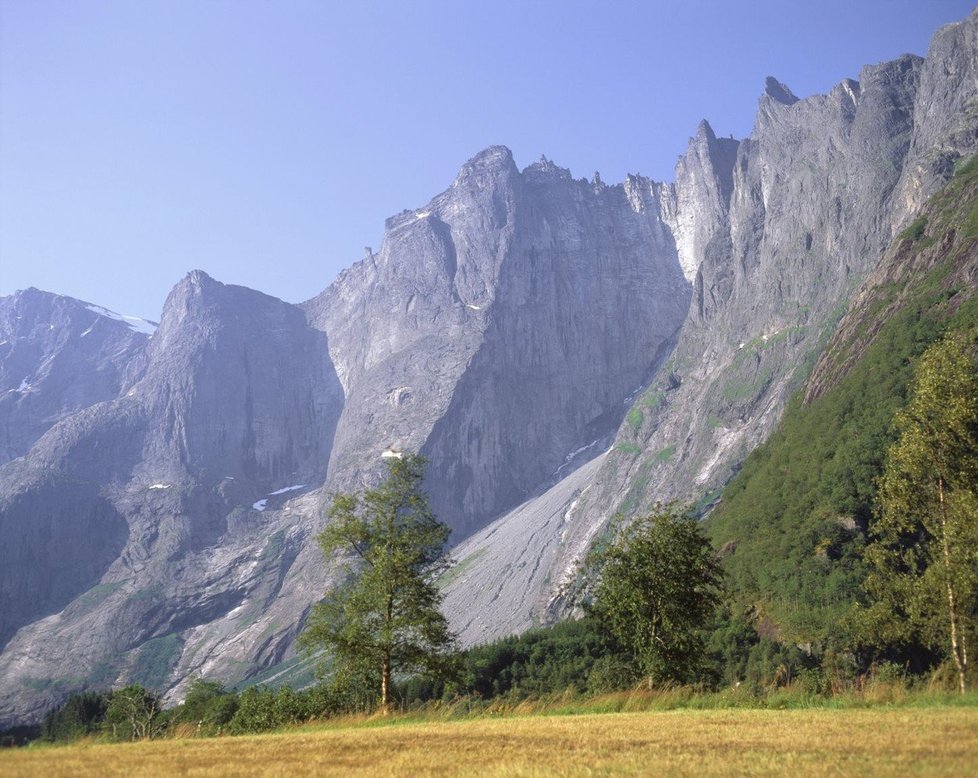Dva čeští horolezci měli nehodu na skalní stěně Trollveggen v Norsku.