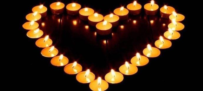Petr Vampola přidal na Instagram fotku zapálených svíček ve tvaru srdce.