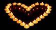 Petr Vampola přidal na Instagram fotku zapálených svíček ve tvaru srdce.