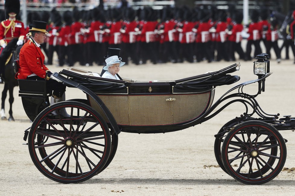 Oficiální oslava narozenin královny Alžběty II. anglicky zvaná Trooping the colour (17. června 2017)