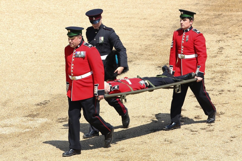 Vojáci při oslavě královniných narozenin padali jako švestky.