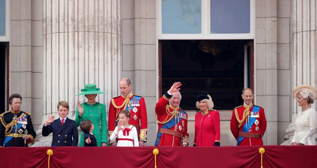 Britům se nelíbí okleštěné čelo jejich monarchie.
