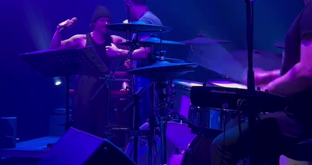 Leoš Mareš de repente tocó con Tros Discotequos Leoš Mareš de repente tocó con Tros Discotequos