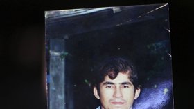 Alvarengův otec drží synovu fotografii.