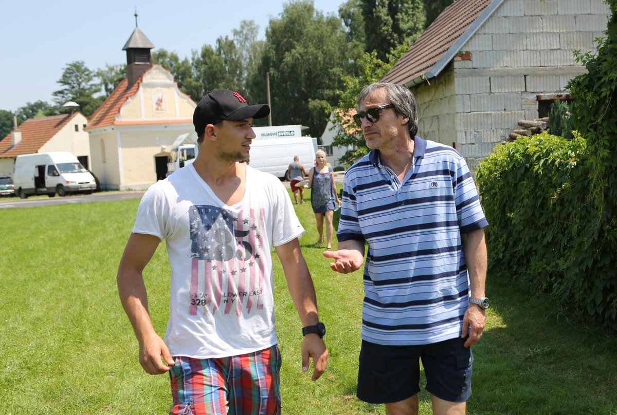 Herec Martin Stropnický coby bývalý kouč. Na snímku je v rozhovoru s hokejistou Jakubem Kovářem, který si také ve filmu střihne malou roličku s dalšími reprezentanty.