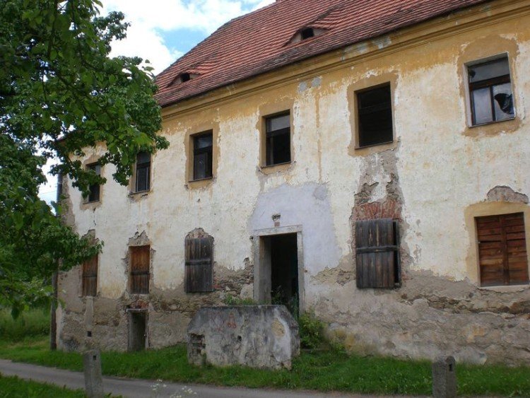 Prodává se i zruinovaná barokní fara, která narozdíl od té, kde se scházely místní drby k faráři Otíkovi, chátrá.