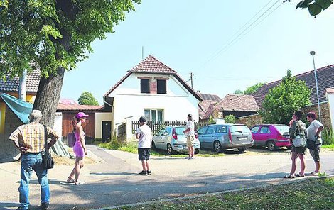 Zmatení turisté hledají na návsi dům hlavních aktérů legendární série.