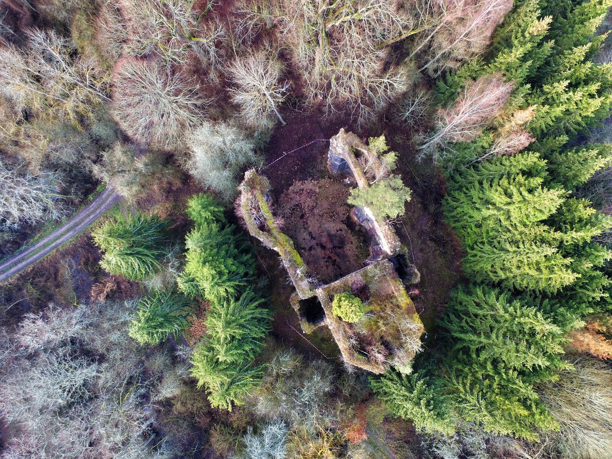 Letecký snímek »Troškova pekla«. Příroda zapracovala a vegetace v průběhu let opět upravila okolí kostela.