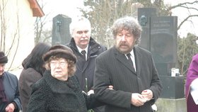 Zdeněk Troška s maminkou na pohřbu svého otce