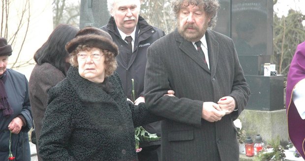 Zdeněk Troška s maminkou na pohřbu svého otce