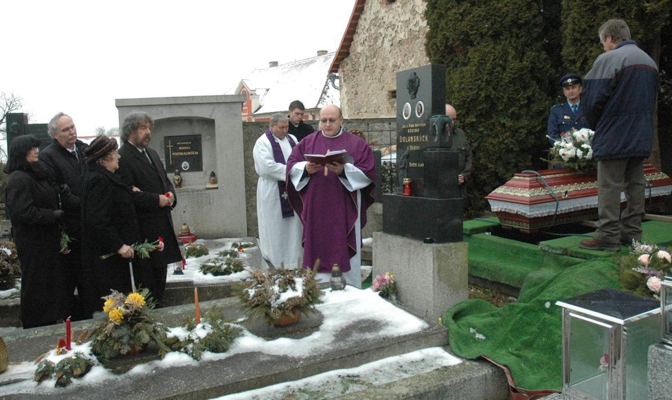 Poslední rozloučení s panem Troškou na místním hřbitově