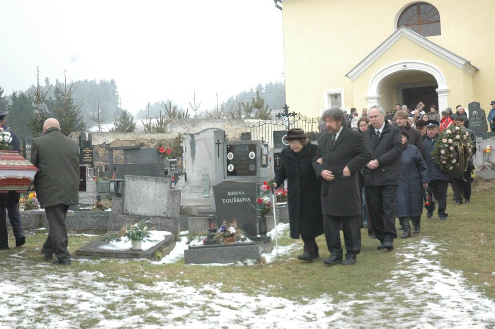 Zdeněk Troška s maminkou se loučil s otcem.