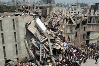 Zřícení textilky v Bangladéši si už vyžádalo tisíc mrtvých