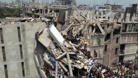 Zřícení textilky v Bangladéši si už vyžádalo tisíc mrtvých