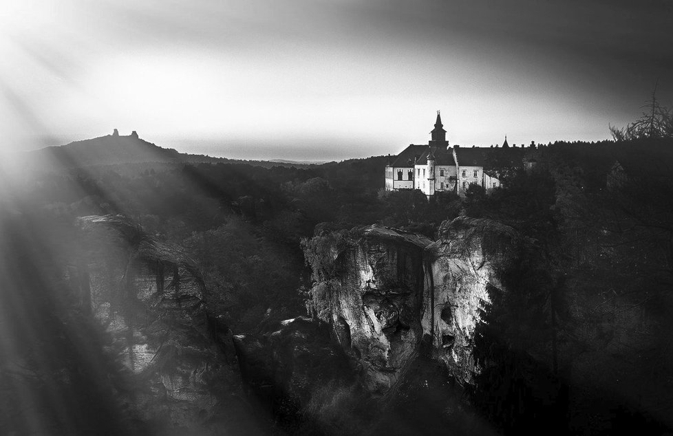 Hrad Trosky a Hruba Skala z Marianské vyhlídky