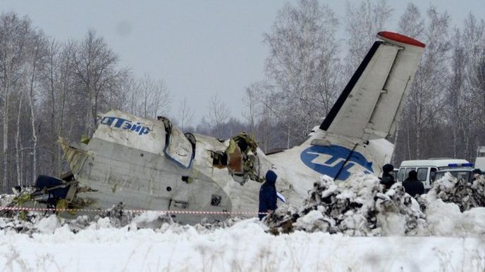 Trosky letadla, které se zřítilo u sibiřského města Ťumeň