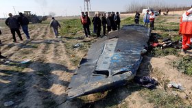 Trosky ukrajinského letadla, kam dorazili vyšetřovatelé nehody (11.1.2020)