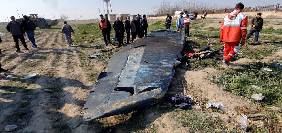 Trosky ukrajinského letadla, kam dorazili vyšetřovatelé nehody. (11.1.2020)
