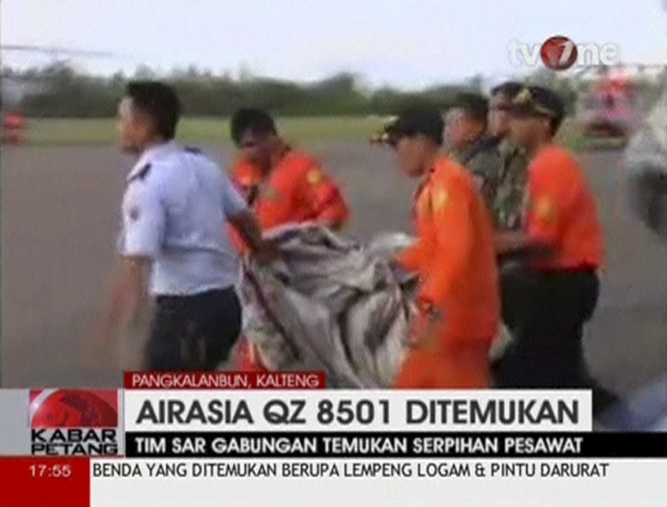 Záchranný tým ukázal první vytažené trosky letadla z moře