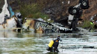 Motory letadla s hokejisty běžely až do střetu s anténou