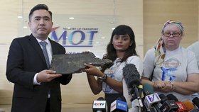 Příbuzní cestujících ze zmizelého letu MH370 společnosti Malaysia Airlines předali úřadům kusy trosek, které podle jejich přesvědčení pocházejí z letounu. Chtějí nové pátrání. Letadlo se ztratilo  v březnu 2014 na trase z Kuala Lumpuru do Pekingu s 239 lidmi na palubě.