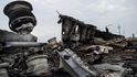 Trosky zříceného Boeingu 777 společnosti Malaysia Airlines ve východní Ukrajině