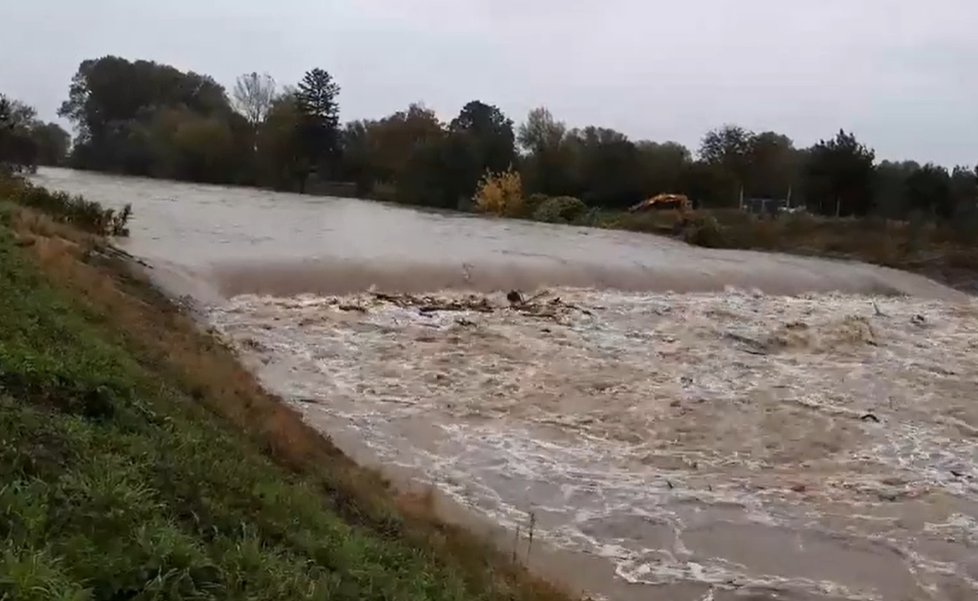 Rozvodněný jez u vesnice Troubky v Olomouckém kraji. (14.10.2020)