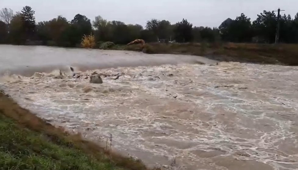 Rozvodněný jez u vesnice Troubky v Olomouckém kraji. (14.10.2020)