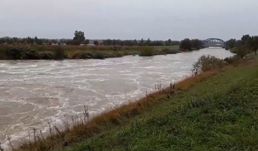 Rozvodněný jez u vesnice Troubky v Olomouckém kraji. (14.10.2020)