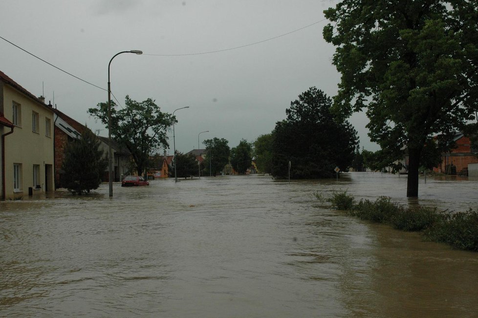 Po třinácti letech od ničivých povodní v roce 1997 do tehdy nejzničenější obce - Troubek - vtrhl v noci na včerejšek (úterý 18.5.) znovu běsnící živel. Voda znovu zaplavila převážnou část obce.