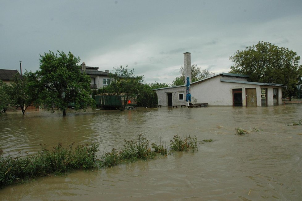 Po třinácti letech od ničivých povodní v roce 1997 do tehdy nejzničenější obce - Troubek - vtrhl v noci na včerejšek (úterý 18.5.) znovu běsnící živel. Voda znovu zaplavila převážnou část obce.