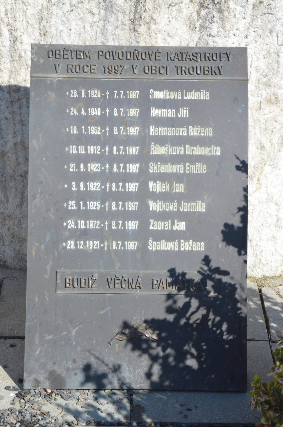 Pomník připomínající zesnulé při povodníc 1997 v obci Troubky.