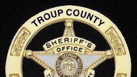 Odznak šerifa pro okres Troup. Po 22letém studentovi pátrali dlouhých 45 let. Pak našli jeho auto a ostatky.