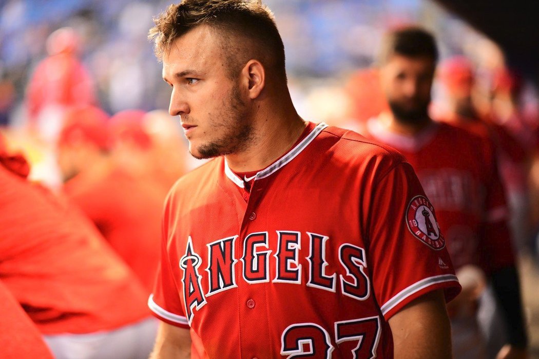 Mike Trout v dresu Los Angeles Angeles