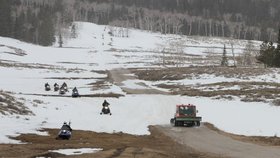 Do lovu na muže z hor bylo zapojeno několik policistů na sněžných skútrech