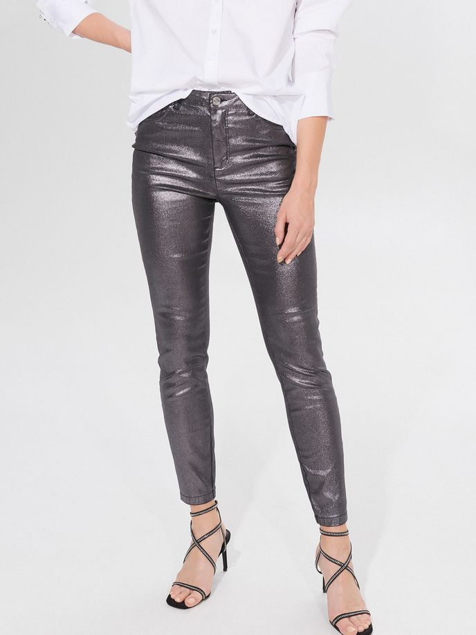 Metalické skinny džíny, Mohito, 699 Kč Metalické skinny džíny, Mohito, 699 Kč