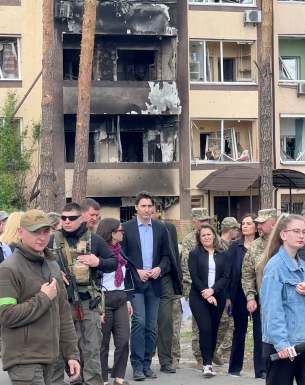 Justin Trudeau na obhlídce poničené Ukrajiny.